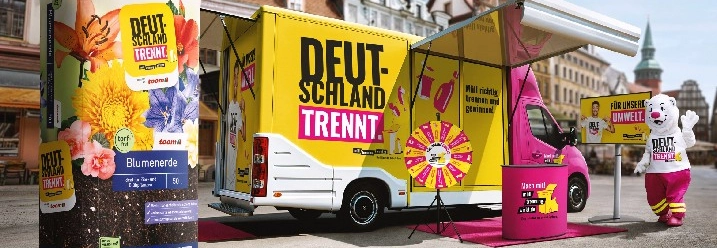 Aktionsstand der Kampagne 'Deutschland trennt' auf einem Marktplatz mit Maskottchen