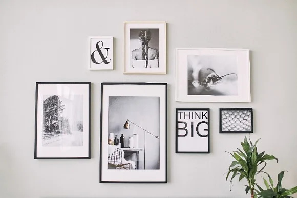 Bilderwand mit Schwarzweißfotos