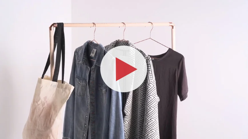 Kleiderständer mit Kleidung