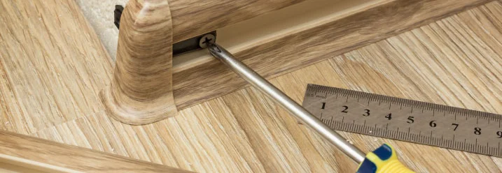 Sockelleisten anbringen