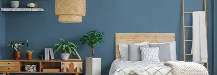 Modernes Schlafzimmer mit blaugrauer Wand