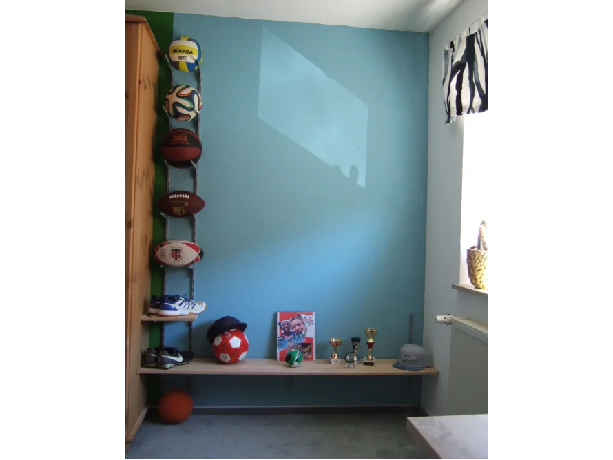 Wandregal mit Ballhalterung
