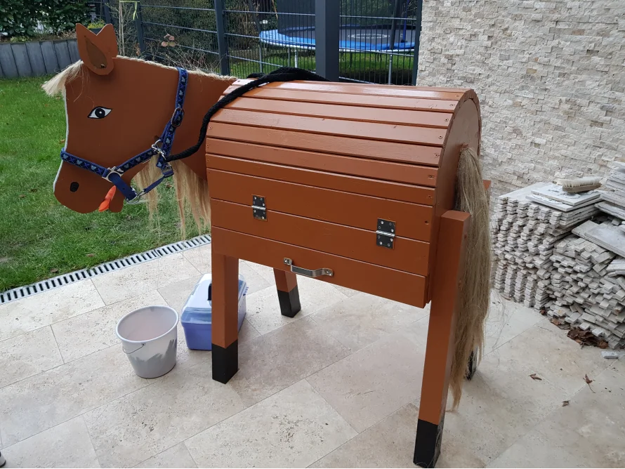 Spielzeugtruhe in Form eines Pferdes