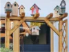 Holzgestell mit verschiedenen Vogelhäuschen