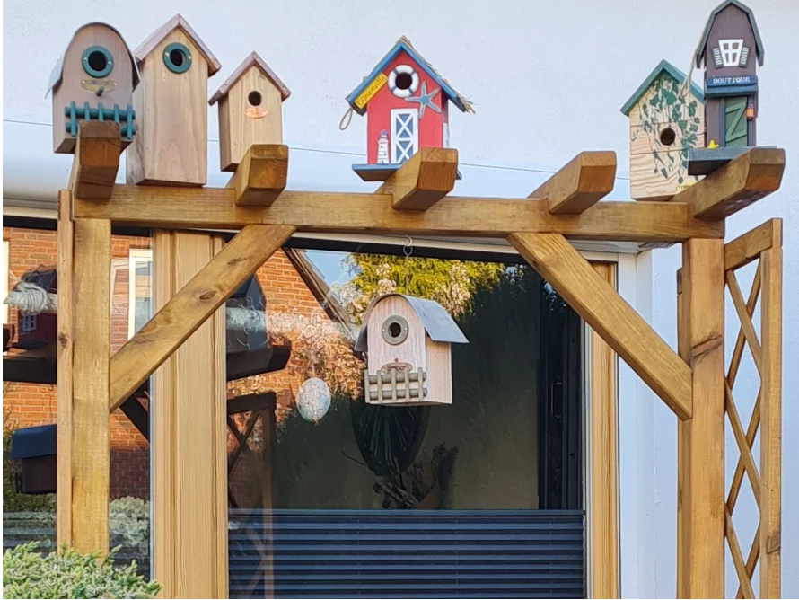 Holzgestell mit verschiedenen Vogelhäuschen