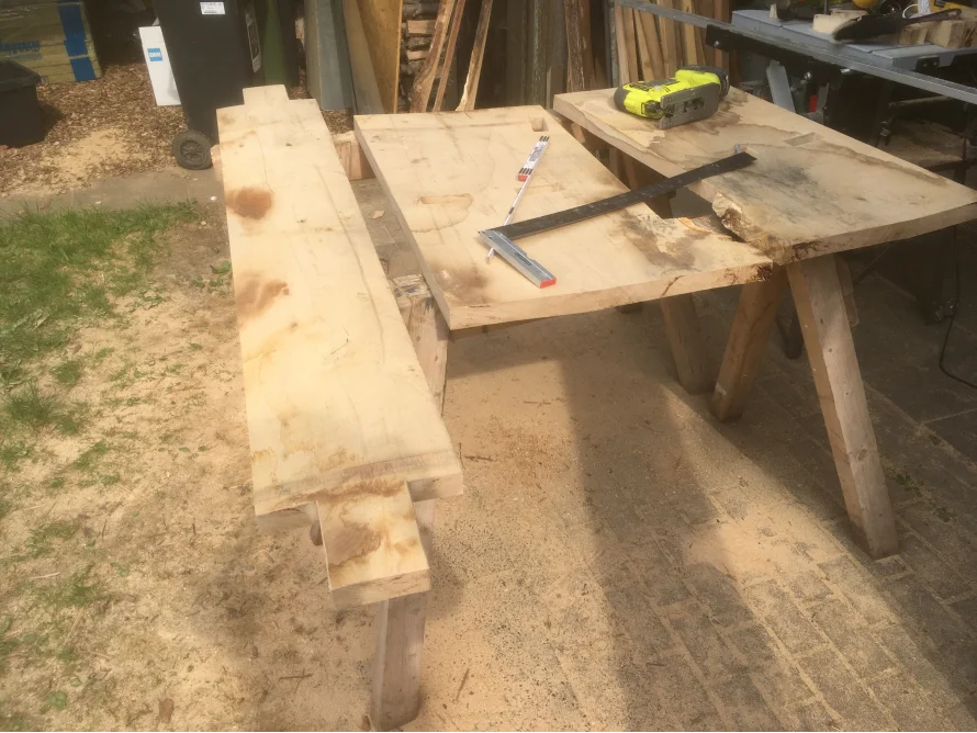 Holzbalken und Säge auf einem Tisch