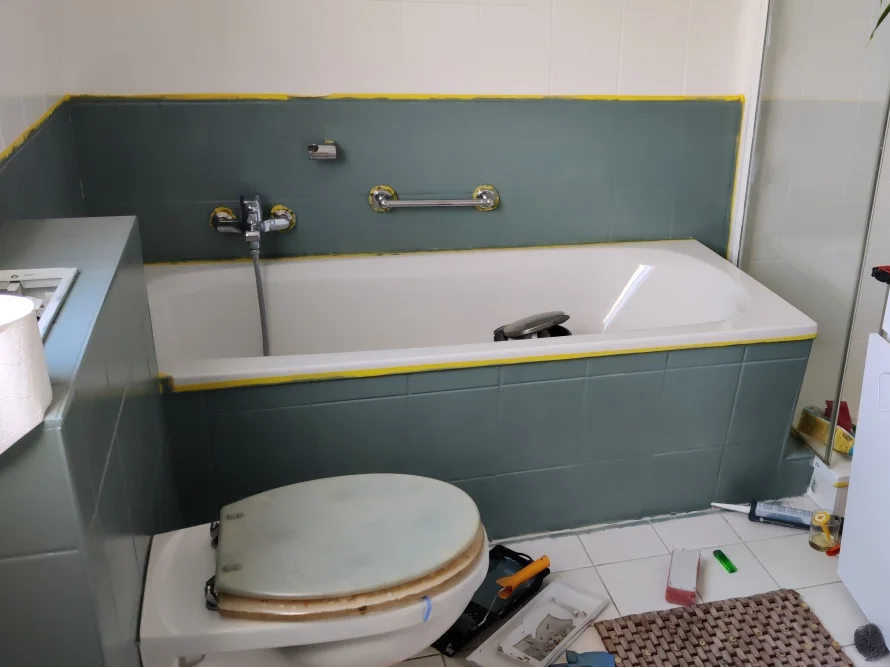 Badewanne und Toilette während Renovierung