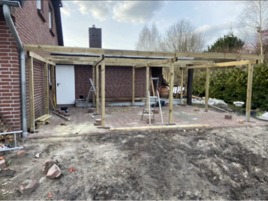 Holzgerüst für eine Terrassenüberdachung