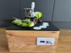 Modell eines Mähdreschers auf einer Holzkiste