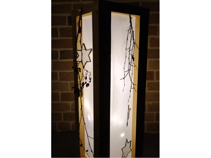 Holzlaterne mit Sternen und Zweigen