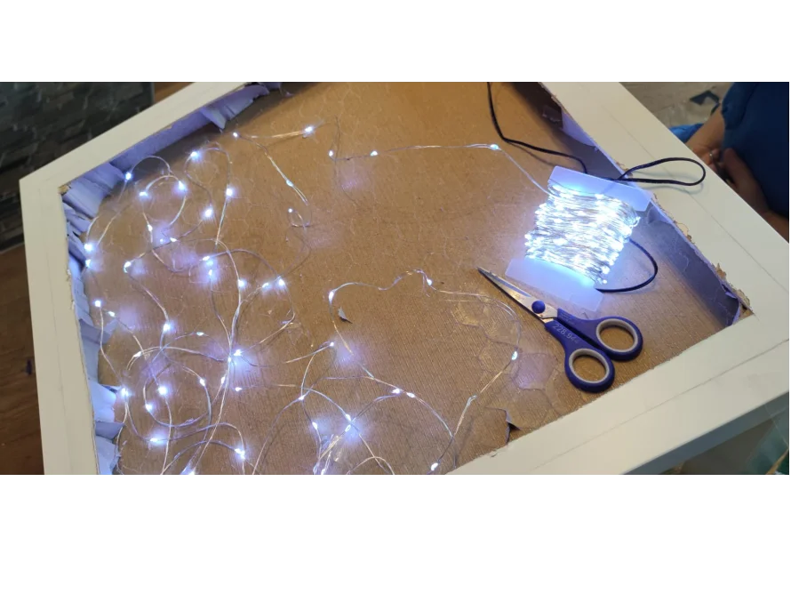 Lichterkette auf Holzplatte