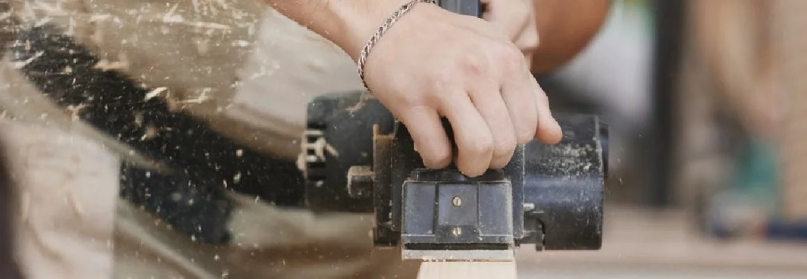 Person verwendet Elektrohobel