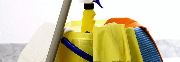 Putzutensilien in gelbem Putzeimer