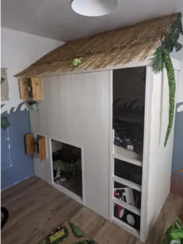 Ein Hochbett für Kinder im Stil eines Strandhauses.