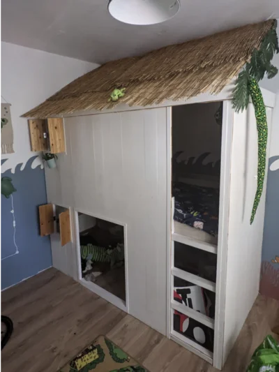 Ein Hochbett für Kinder im Stil eines Strandhauses.