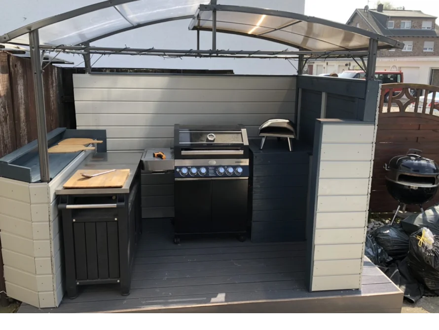 Außenküche mit Gasgrill unter einem Terrassendach