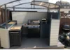 Außenküche mit Gasgrill unter einem Terrassendach