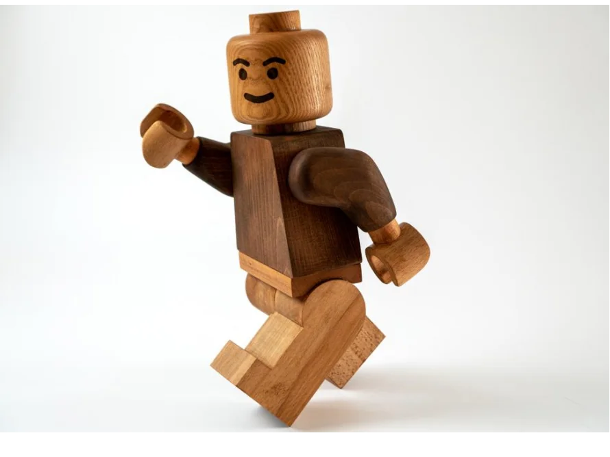 Gehender Spielzeug-Charakter aus Holz