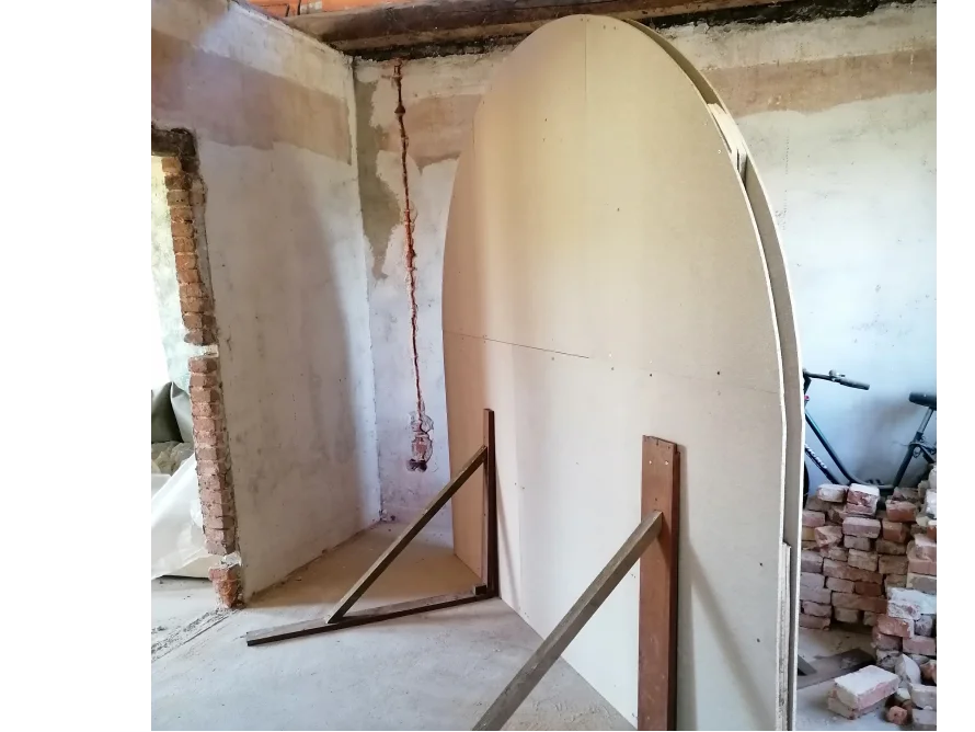 Runde Trennwand aus Gipskarton auf Holzgestell