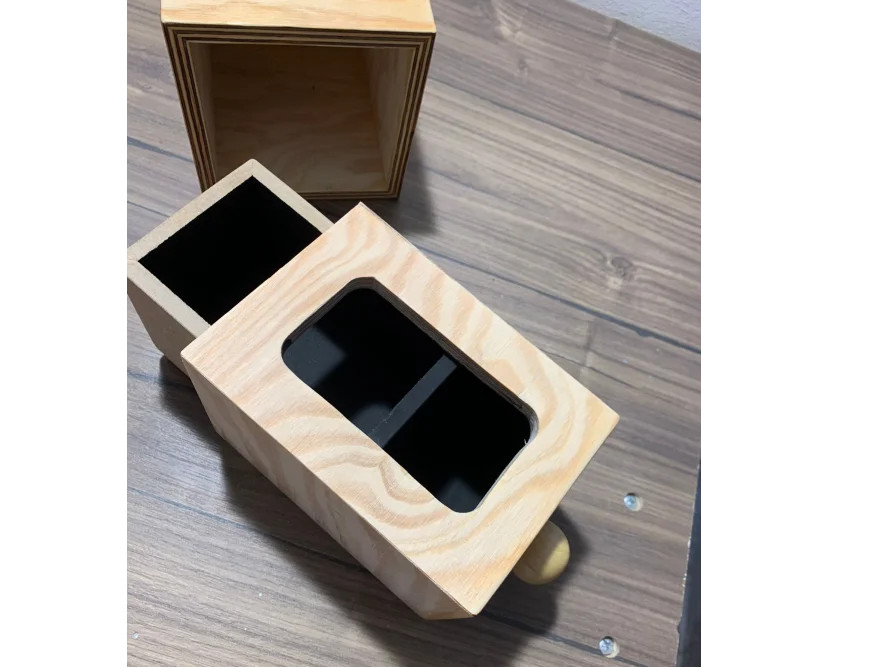 Offene Holzkiste mit Schublade