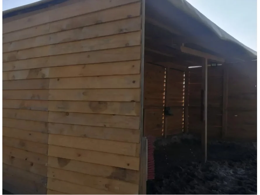 Holzrahmen eines Gartenhauses