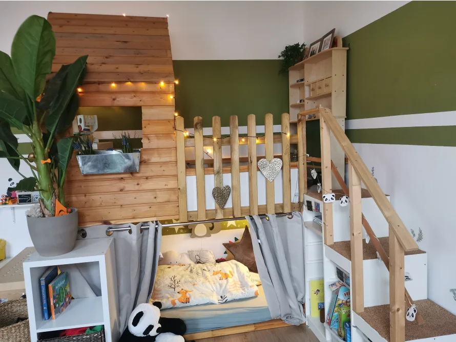 Hüttenbett aus Holz mit Spielbereich