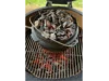 Gusseisentopf mit glühender Kohle auf einem Grill