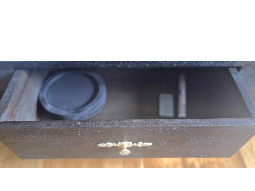 Offene Schublade mit Inhalt