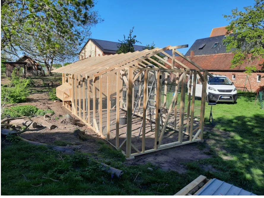 Holzgerüst eines Hühnerstalls