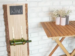 Rustikaler Weinflaschenhalter aus Holz