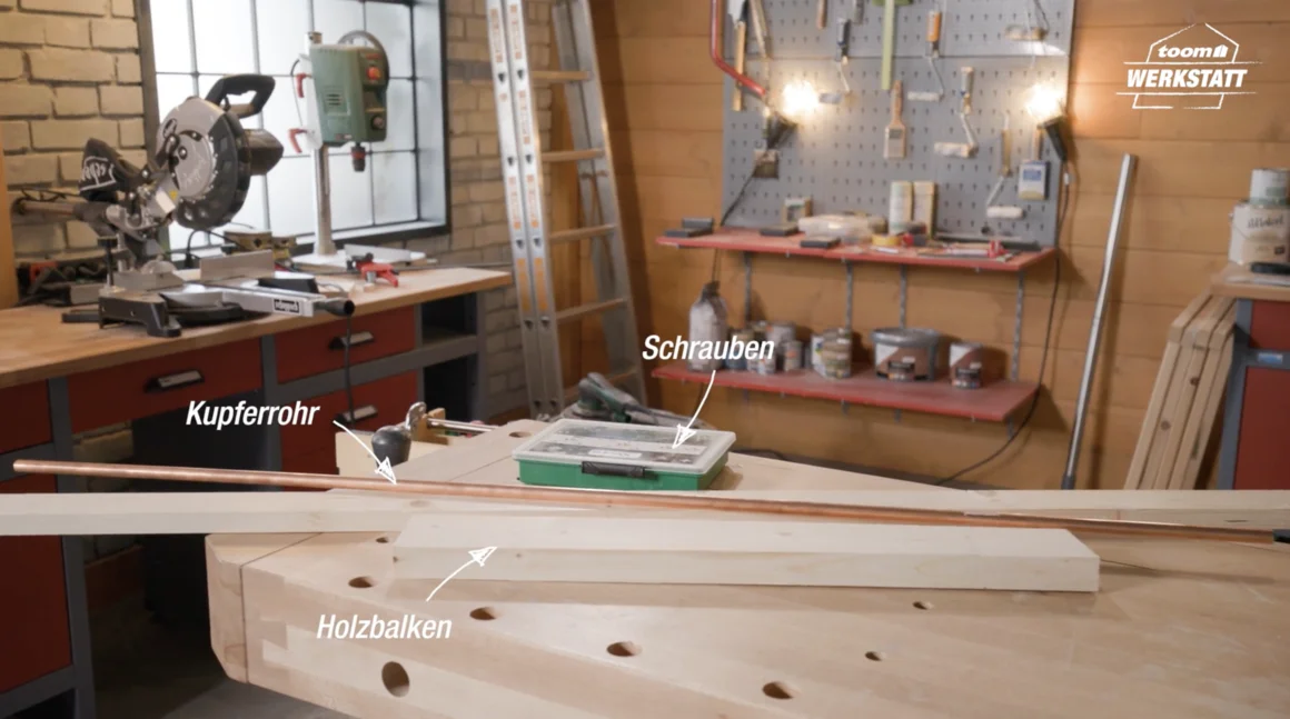 Kupferrohr und Holz auf Werkbank