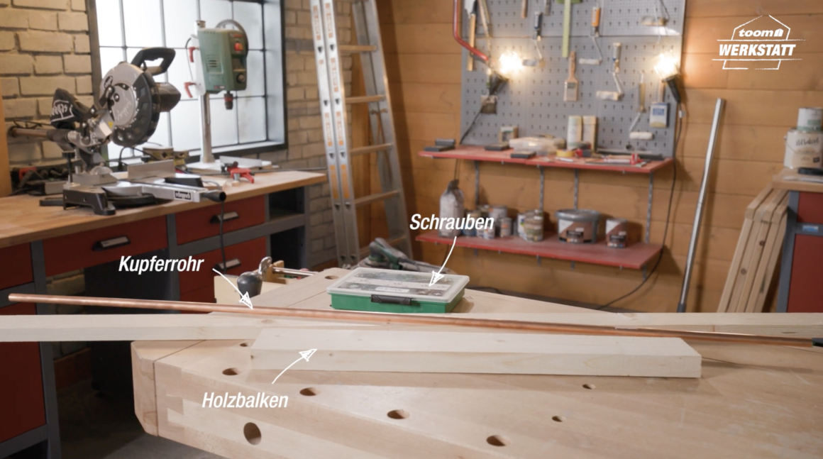 Kupferrohr und Holz auf Werkbank