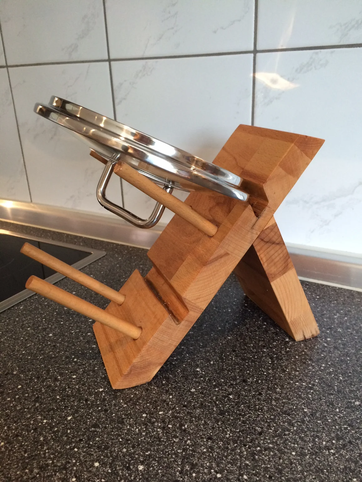 Holzständer für Topfdeckel