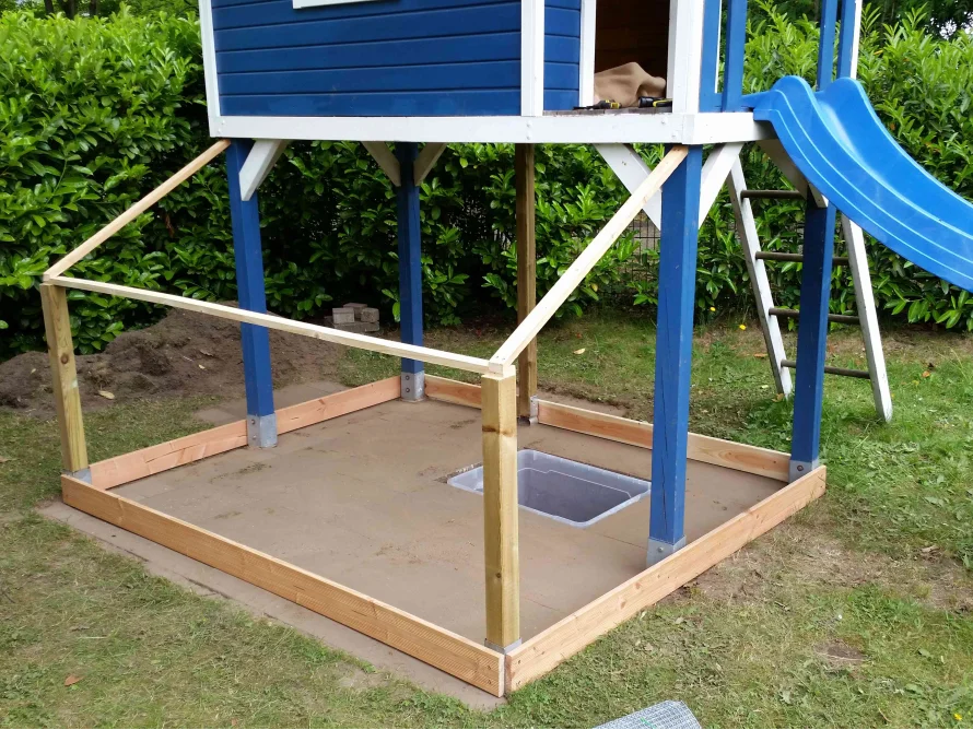 Holzgerüst eines Gartenhauses während des Baus