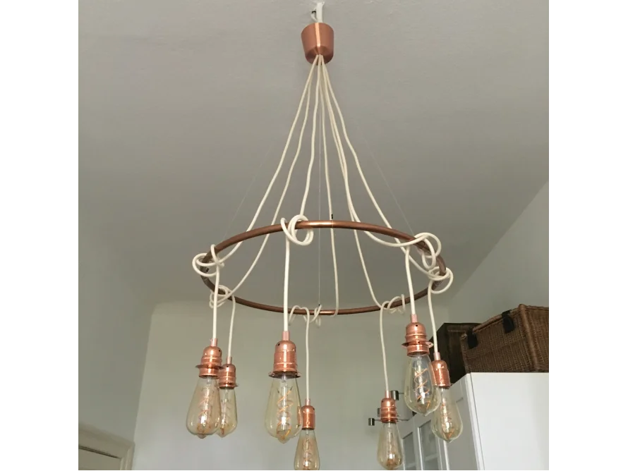Hängelampe mit Glühbirnen an einer Fassung aus Kupfer