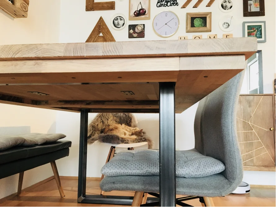 Unterseite eines Esstisches aus Holz