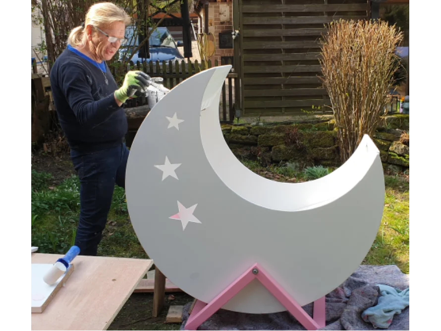 Person bemalt mondförmiges Babybett