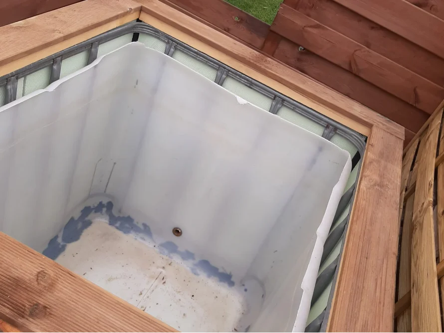 Leerer Wassertank im Holzrahmen