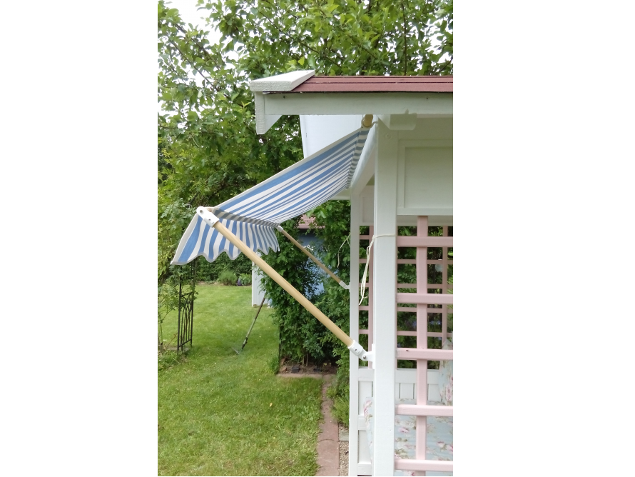 Gartenhaus mit blau-weißer Markise