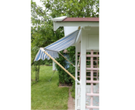 Gartenhaus mit blau-weißer Markise
