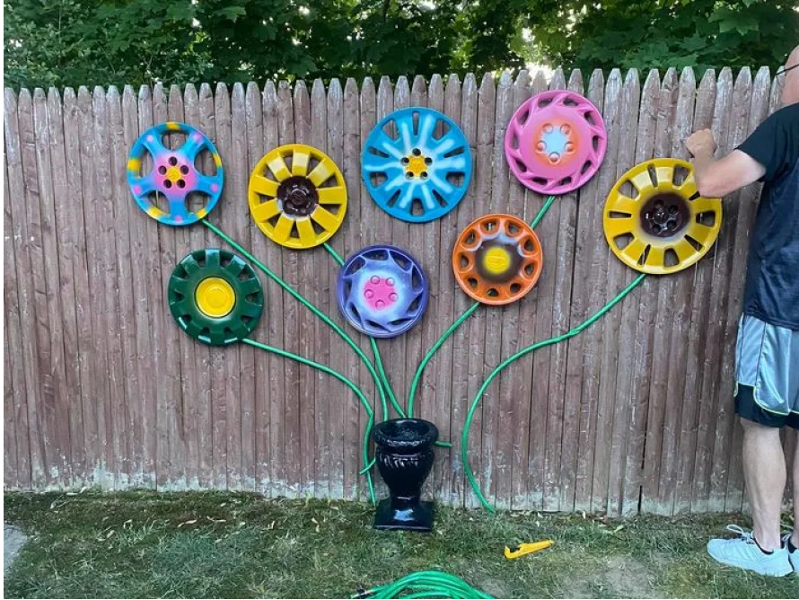 Blumendekoration aus alten Radkappen