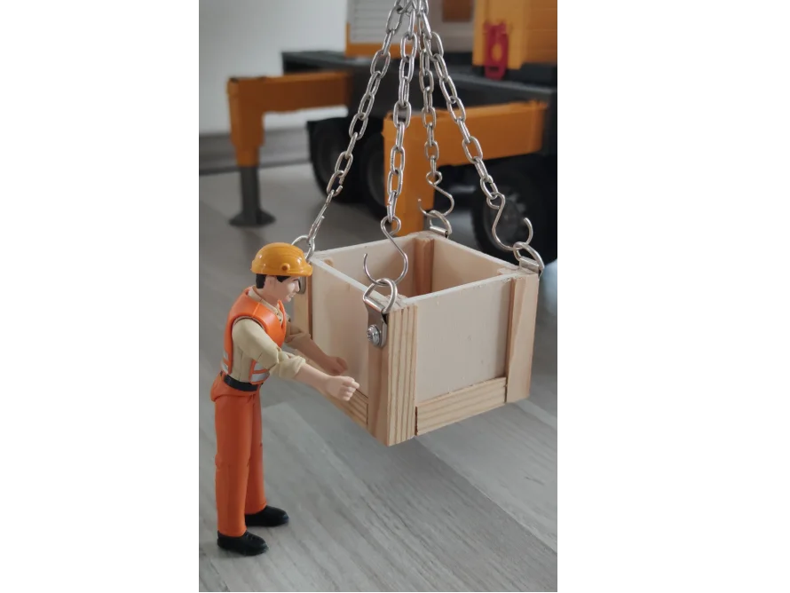 Bauarbeiter mit Kran und Holzkiste