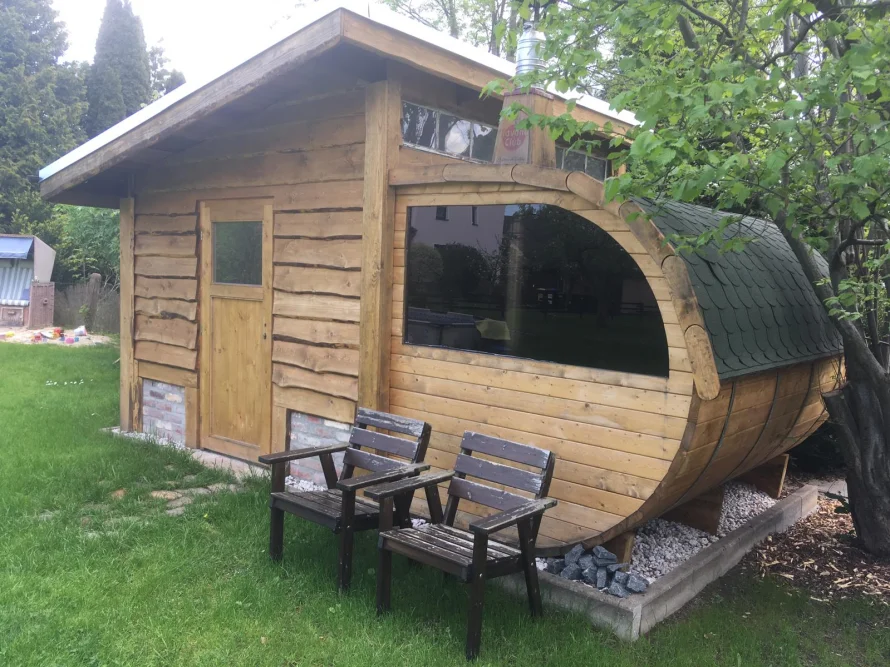 Gartenhaus in Form eines Schiffsrumpfes