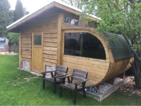 Gartenhaus in Form eines Schiffsrumpfes