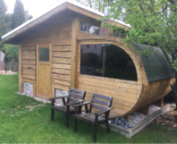 Gartenhaus in Form eines Schiffsrumpfes
