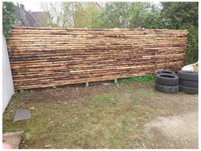 Holzzaun aus Baumstämmen