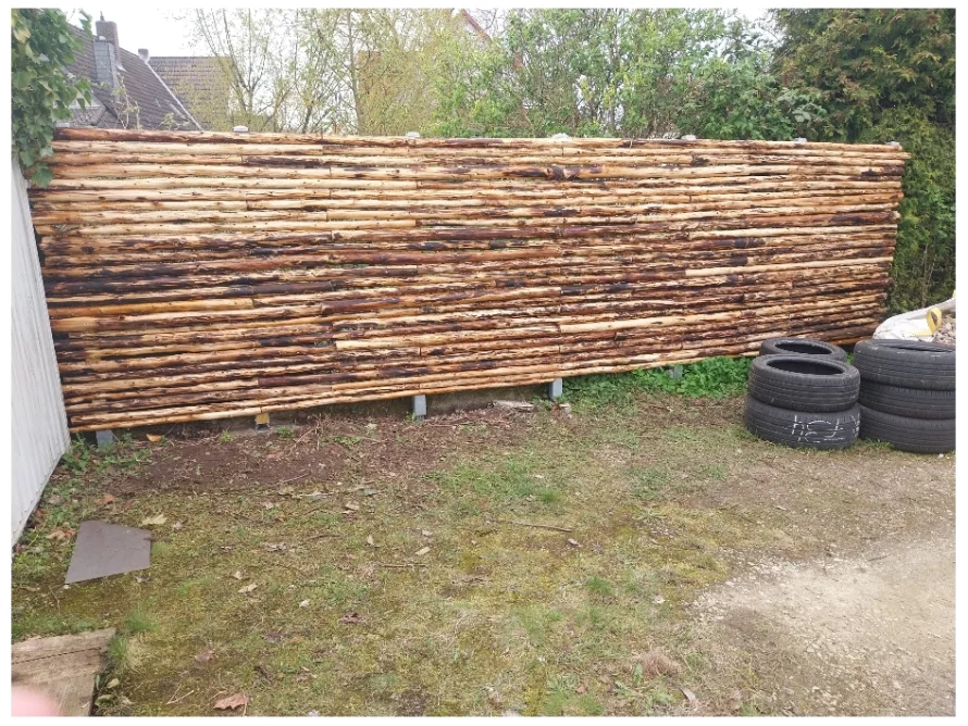 Holzzaun aus Baumstämmen