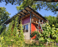 Gartenhaus mit Rankgitter im Bau