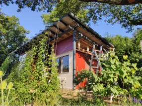 Gartenhaus mit Rankgitter im Bau