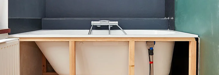 Badewanne auf Holzrahmen im Rohbau